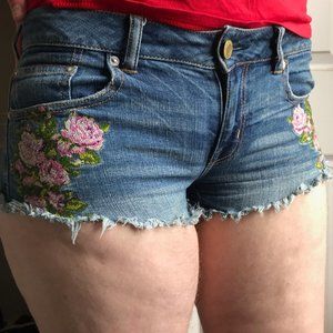 Cutoff denim shorts w/ floral embroidery 🌷